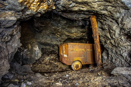 新疆平江县中部矿业有限公司桃坪铅锌铜矿地下开采工程