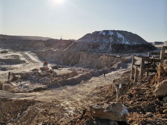 新疆洛南县华奕硅矿业有限公司下大河硅石矿冶金用石英岩K2-1矿体露天开采工程